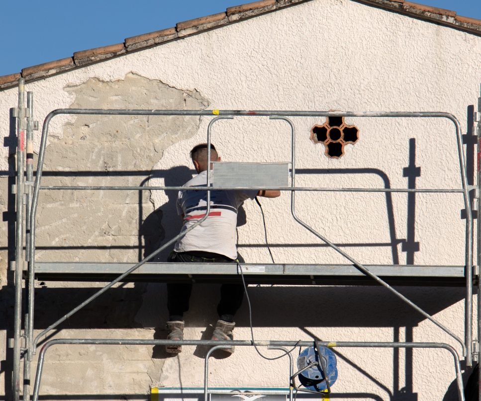 travailleurs du bâtiment faisant un ravalement de la façade d'une maison - MW SERVICE